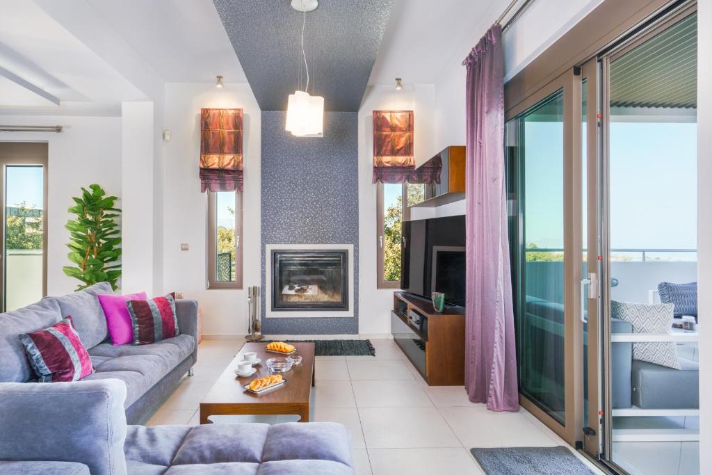 Free Breakfast at Oak Luxury villa with heated pool, Playground and Pool table 4