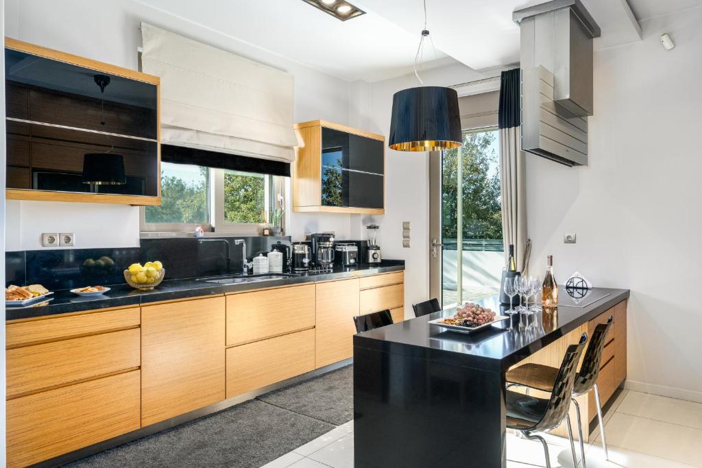 Free Breakfast at Oak Luxury villa with heated pool, Playground and Pool table 5