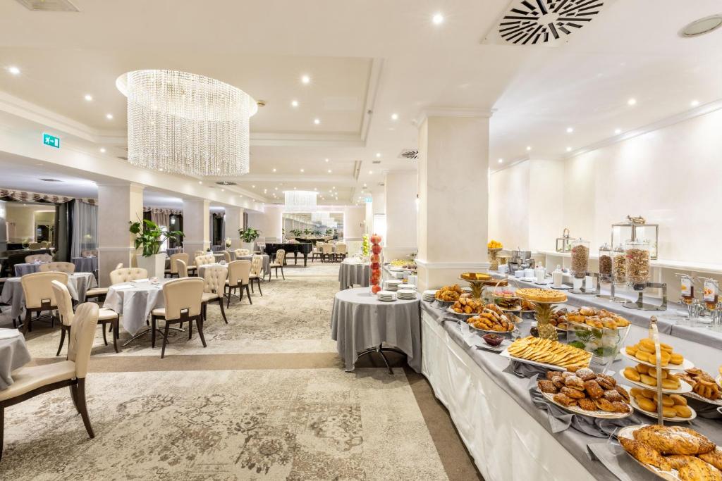 une ligne de buffet dans un hôtel avec de la nourriture en exposition dans l'établissement Hotel Sporting, à Rimini
