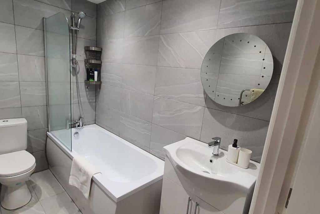 Daisy Lodge - Spacious Two Bed Flat - Parking, Netflix, WIFI - Close to Blenheim Palace & Oxford - F1 8