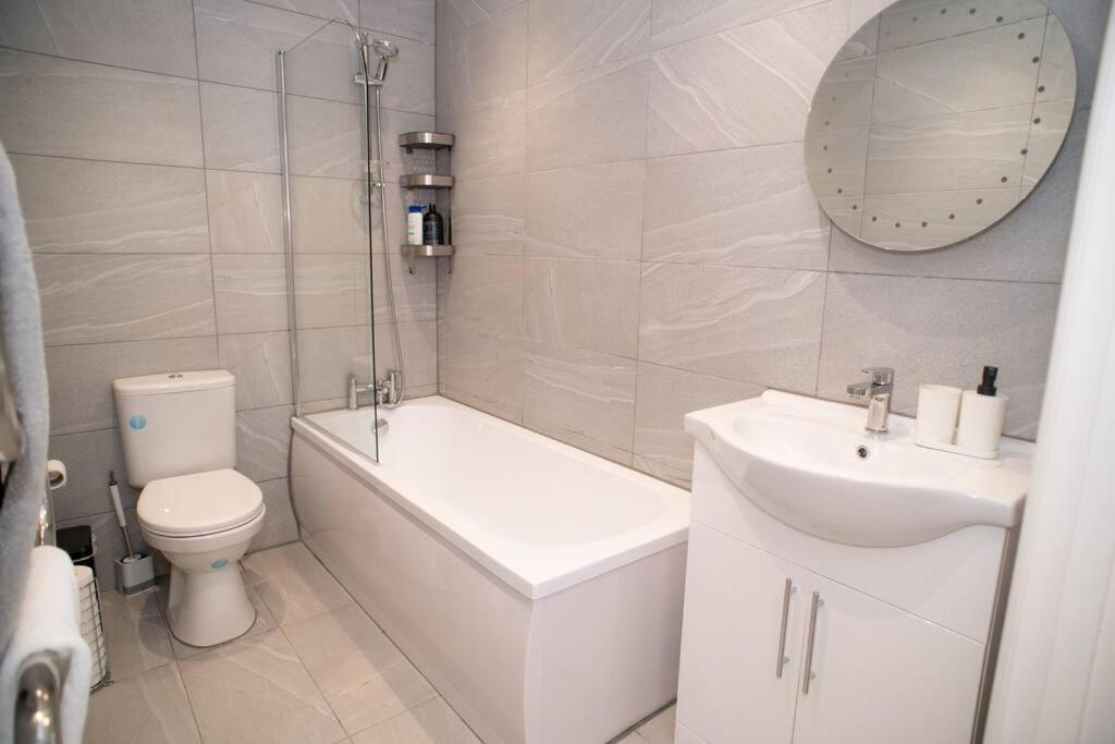 Daisy Lodge - Spacious Two Bed Flat - Parking, Netflix, WIFI - Close to Blenheim Palace & Oxford - F1 3