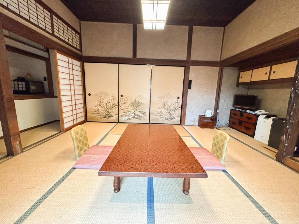 une grande pièce avec une table et des chaises dans l'établissement Sangai Ryokan, à Gotsu 19 autres photos
