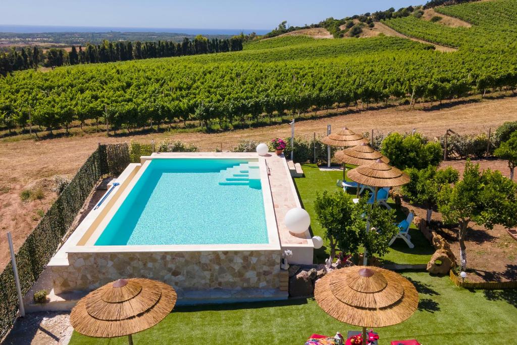 une vue extérieure d'une villa avec piscine dans l'établissement Residenza alla Collina & Romantic SPA, à Porto Conte