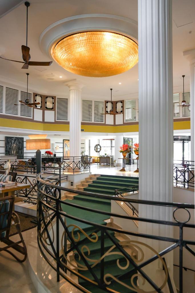 un grand hall avec un lustre, des tables et des chaises dans l'établissement Savoy Hotel & Spa - Preferred Hotels & Resorts, à Paestum