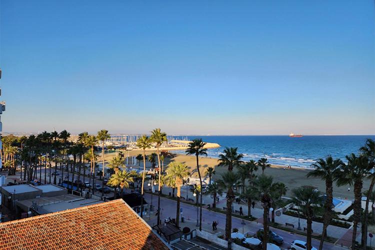 Prime Beachfront Apartment on Larnaca Finikoudes 5