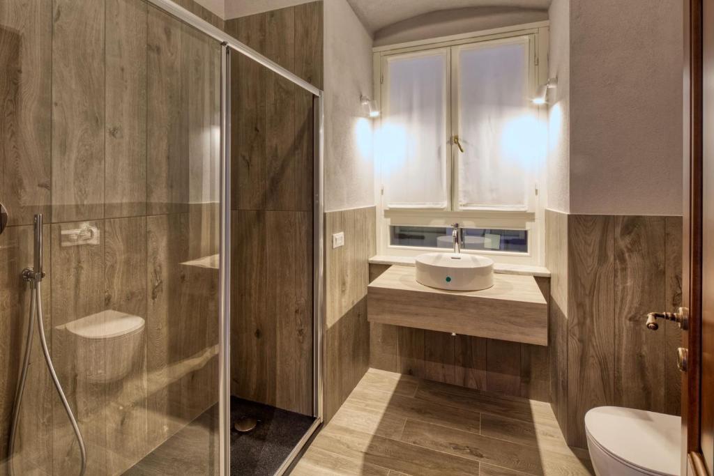 une salle de bain avec douche, lavabo et toilettes dans l'établissement Residence Via Di Francia, à Arenzano 36 autres photos