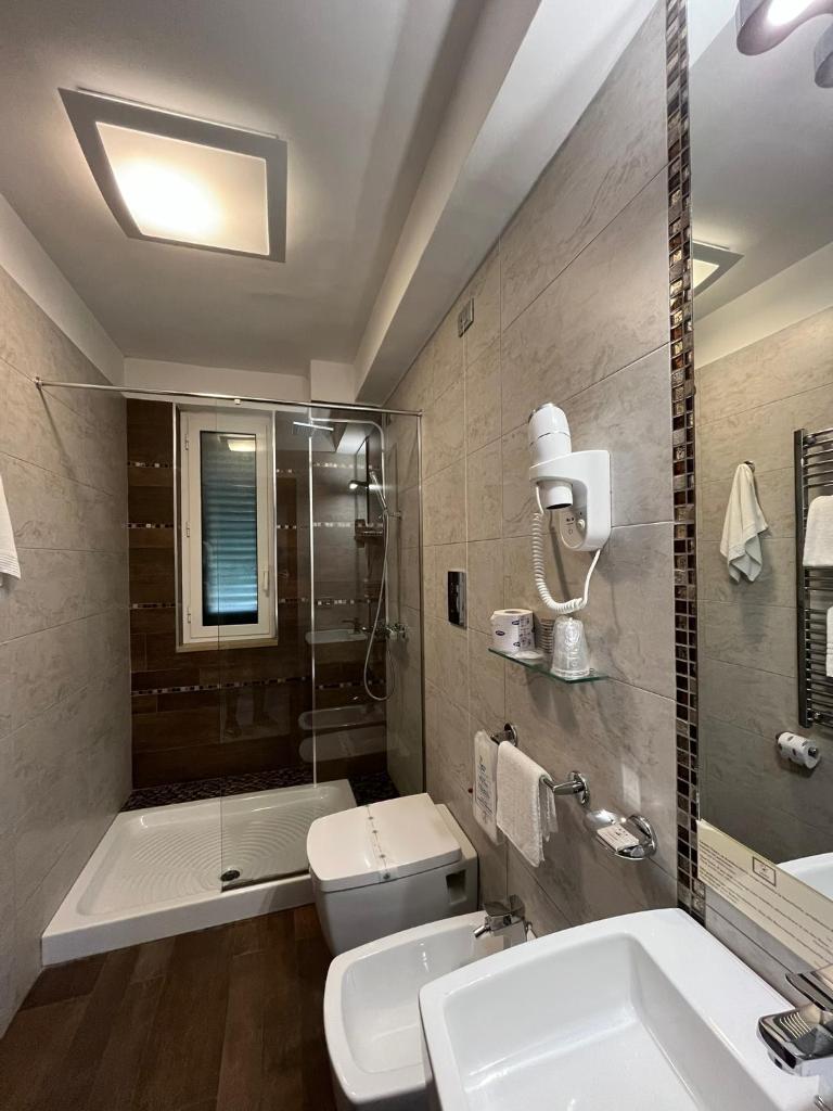 une salle de bain avec toilettes, lavabo et douche dans l'établissement Hotel Lafayette, à Giovinazzo