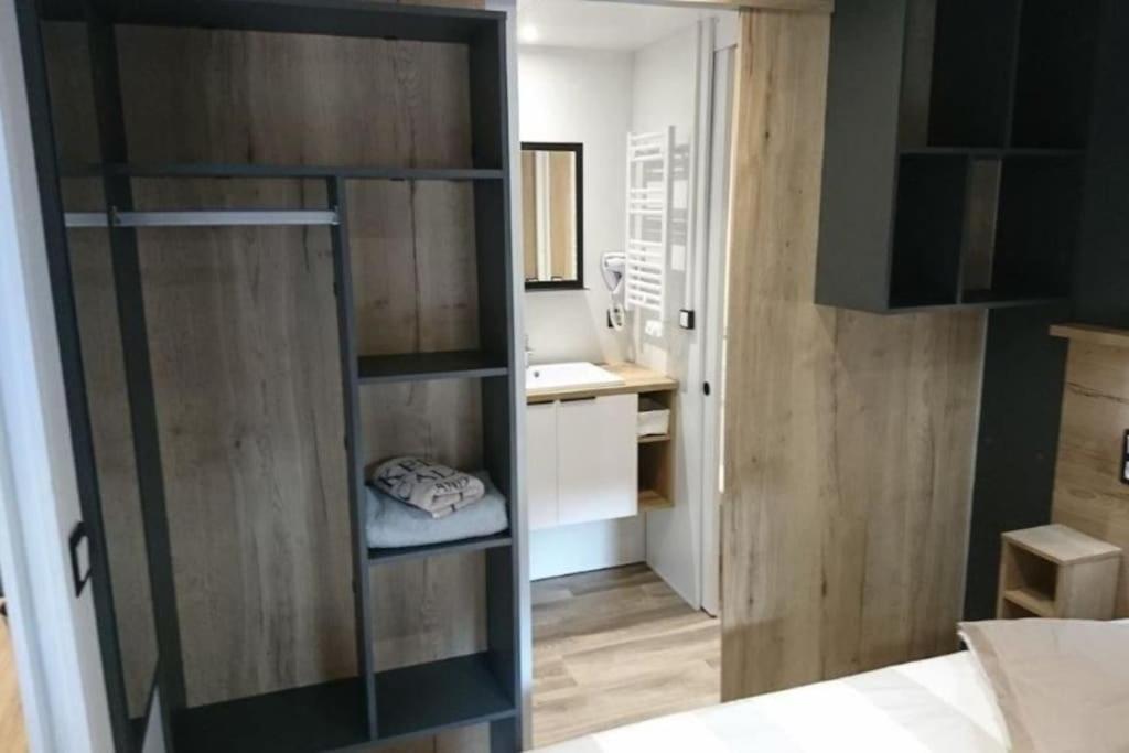 une petite chambre avec une salle de bain avec un lavabo dans l'établissement Modèle d'exception, 3 ch, 2 sdb, 43m2 - proche parc aquatique, à Lattes