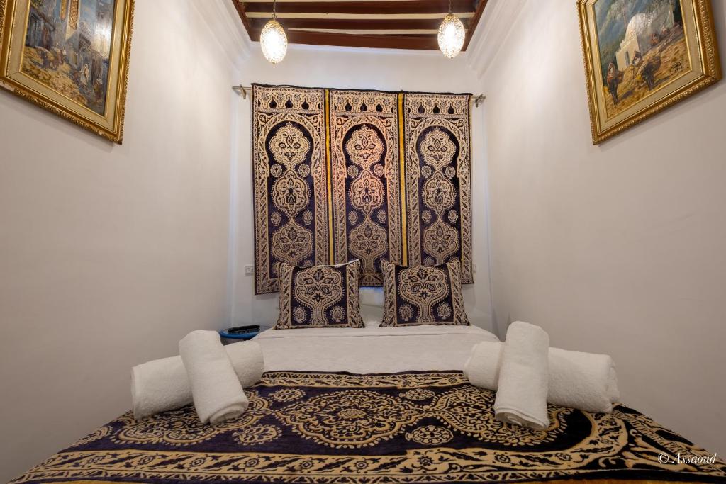 Cette chambre dispose d'un lit et d'une grande fenêtre. dans l'établissement Riad Bin Souaki, à Chefchaouen
