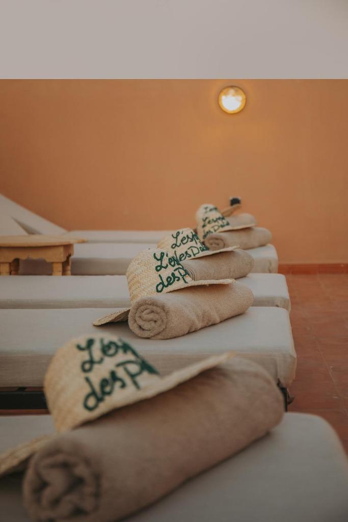 une rangée de serviettes pliées assises sur un lit dans l'établissement Riad l'Esprit des Patios & Spa, à Marrakech