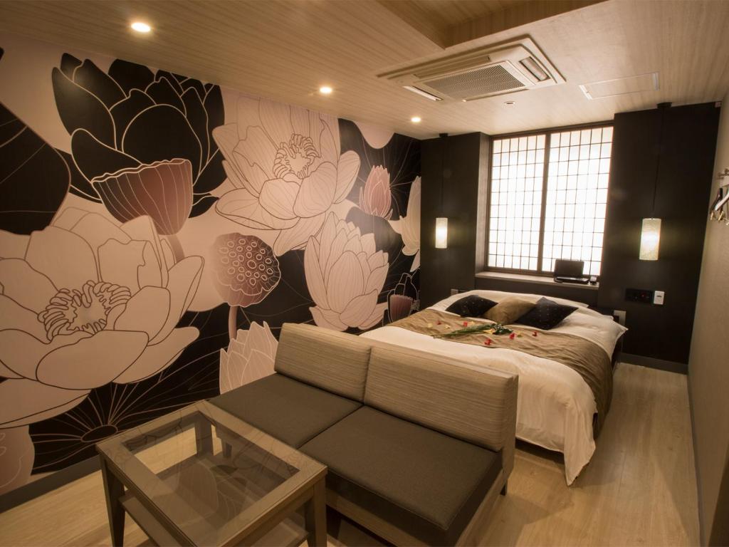 une chambre avec un lit et une fresque florale dans l'établissement ホテル アンジュエトワール 堺 - Adult Only, à Sakai