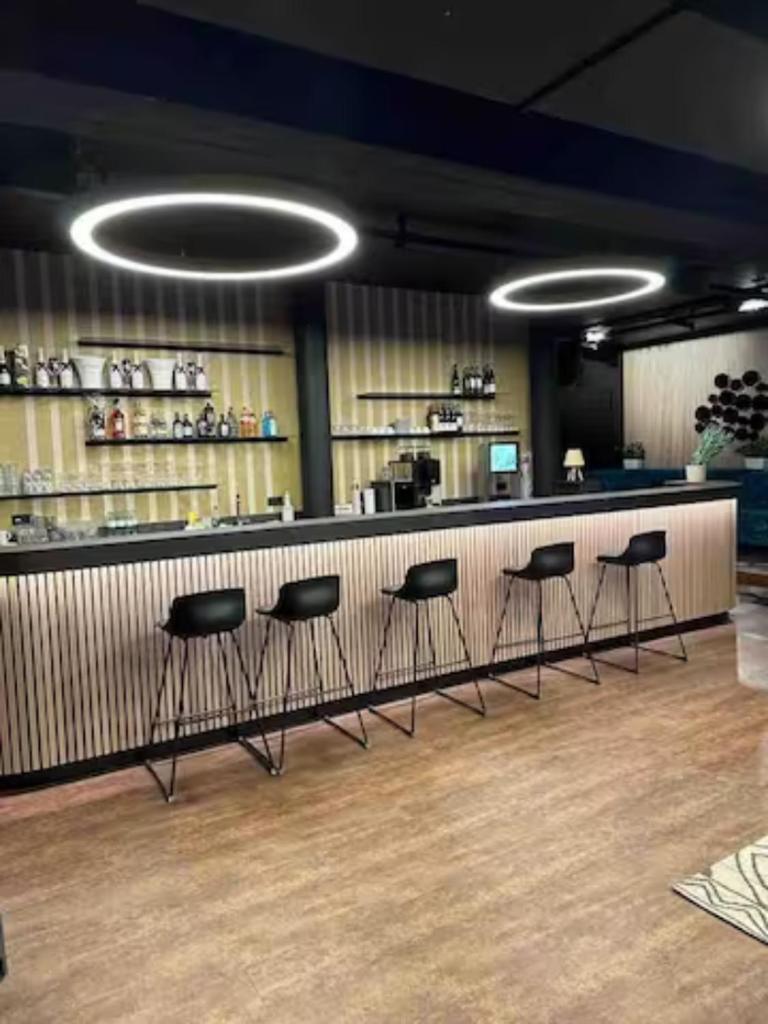 BG Living & Hosting - Stylish Luxury Apartments in the City Center - Parking, WiFi & Washing Machine 8