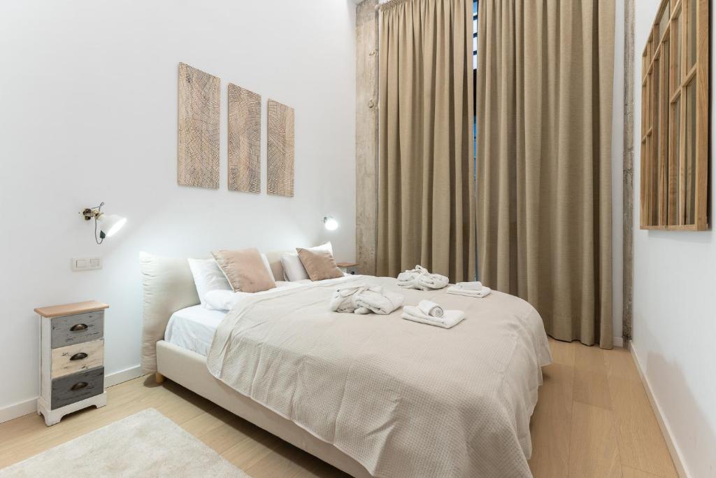 High ceiling gem in heart of Malaga historic district 2