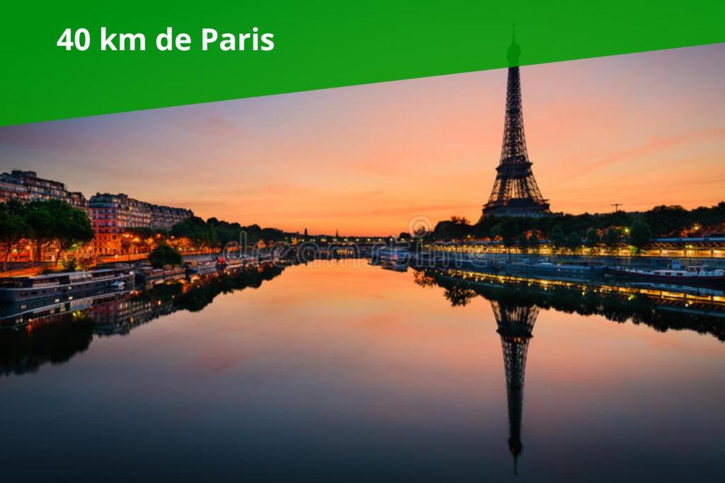 - une vue sur la tour Eiffel au coucher du soleil dans l'établissement MOBIL HOME LE JACKSON 2, à Mirgaudon 1 autre photo