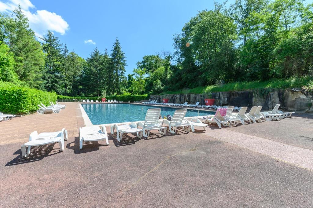 une rangée de chaises longues à côté d'une piscine dans l'établissement MOBIL HOME LE JACKSON 2, à Mirgaudon