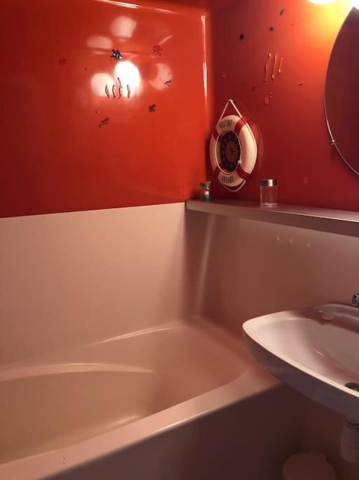 une salle de bain avec une baignoire et un lavabo dans l'établissement Appartement La Marmotte, Arc 2000, à Bourg-Saint-Maurice