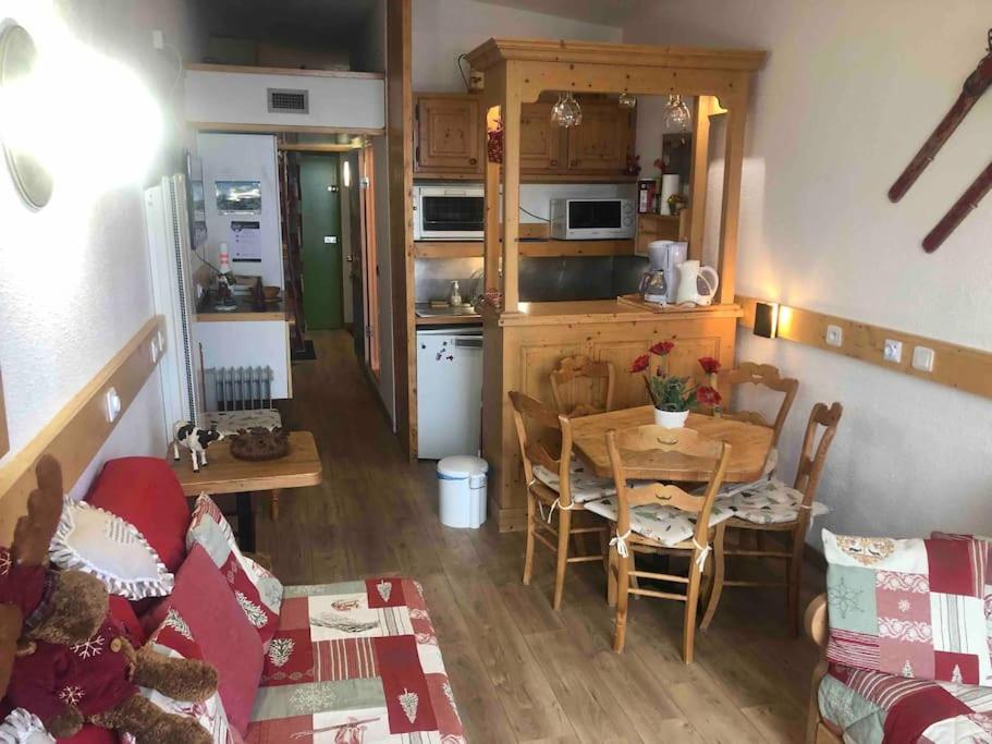 un salon avec une table et une cuisine dans l'établissement Appartement La Marmotte, Arc 2000, à Bourg-Saint-Maurice 21 autres photos