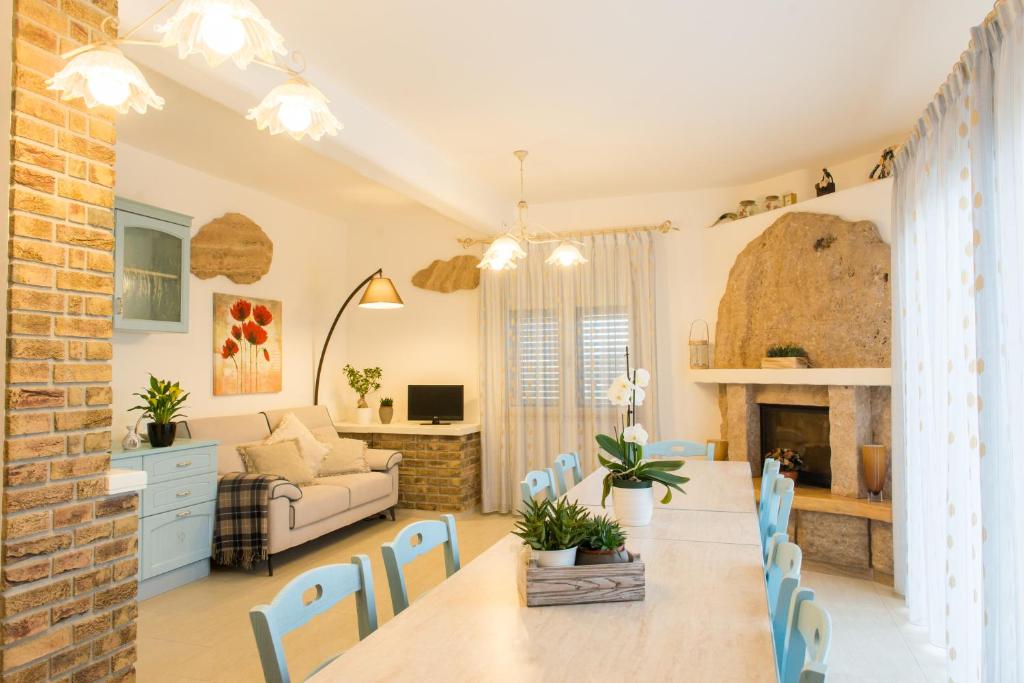 un salon avec une table, des chaises et un canapé dans l'établissement Vista Allegra Pagoda - Villa con piscina, à Colonnella