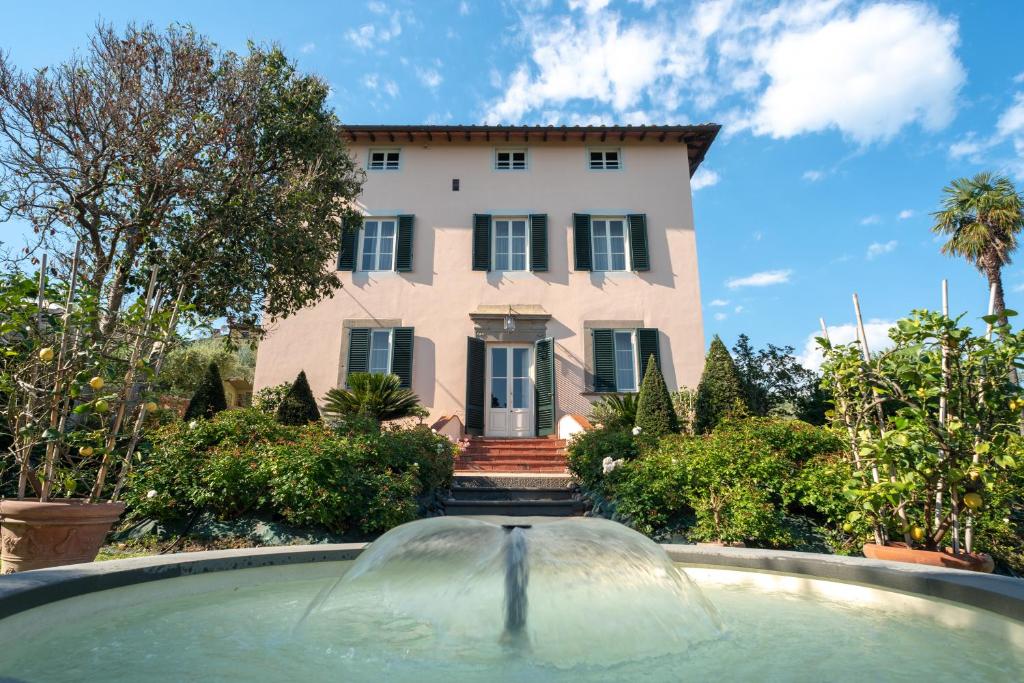 une fontaine devant une maison dans l'établissement Villa Cassandori by Mmega, à Lucques