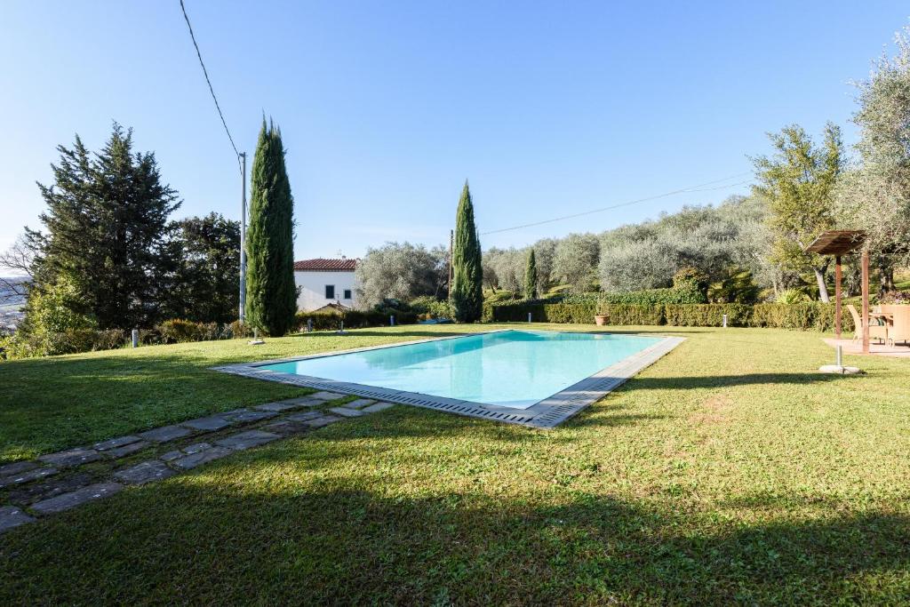 une piscine dans la cour d'une maison dans l'établissement Villa Cassandori by Mmega, à Lucques