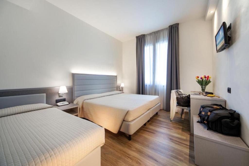 une chambre d'hôtel avec deux lits et une fenêtre dans l'établissement My Place Hotel, à Rimini 57 autres photos