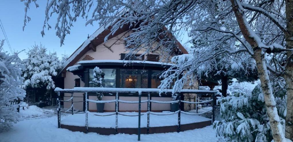 une maison recouverte de neige devant dans l'établissement Refuge de l'Ecureuil, à Métabief