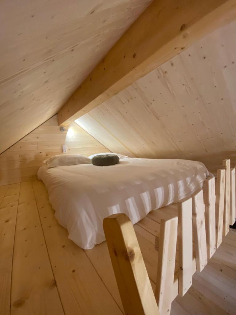 - un lit dans le grenier d'une maison en bois dans l'établissement Camping La Ferme de Castellane, à Castellane 37 autres photos