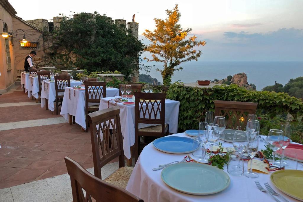 une table dressée pour un repas sur une terrasse dans l'établissement Hotel Monte Turri - Adults Only, à Àrbatax 49 autres photos