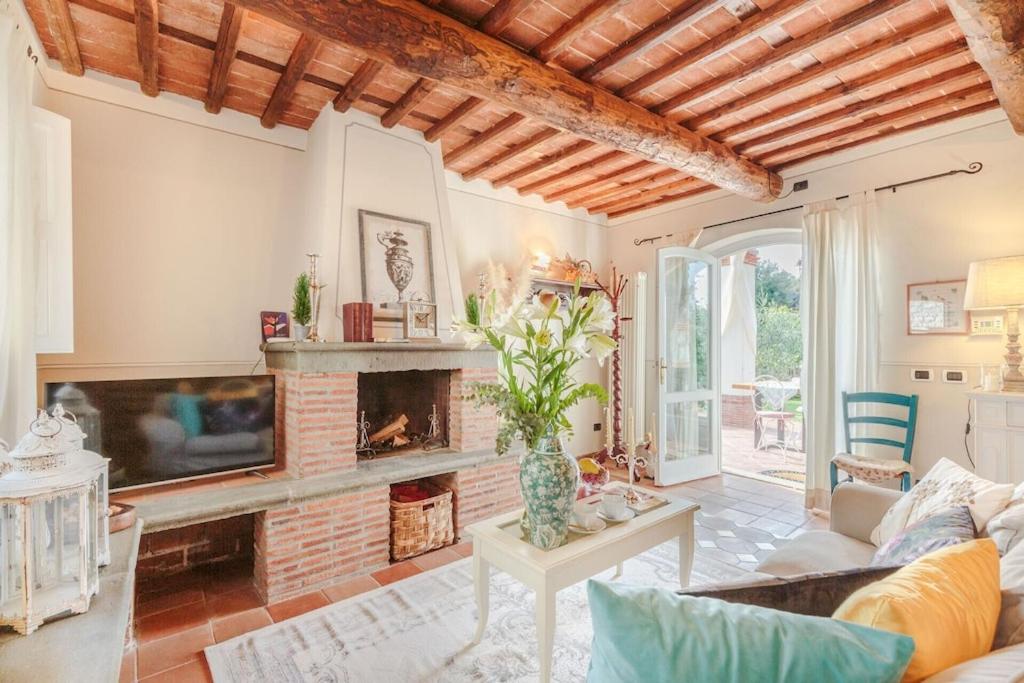 un salon avec un canapé et une cheminée dans l'établissement Rondini, Farmhouse with pool, à Chiatri