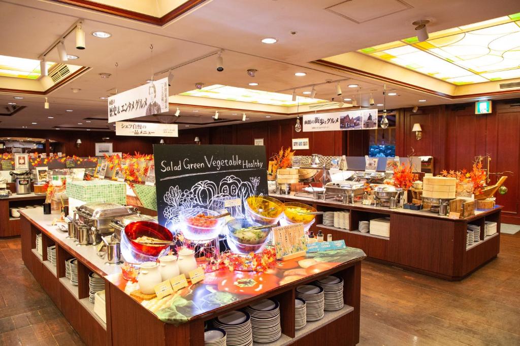 un magasin rempli de bols et de plats exposés dans l'établissement Takuboku Tei, à Hakodate