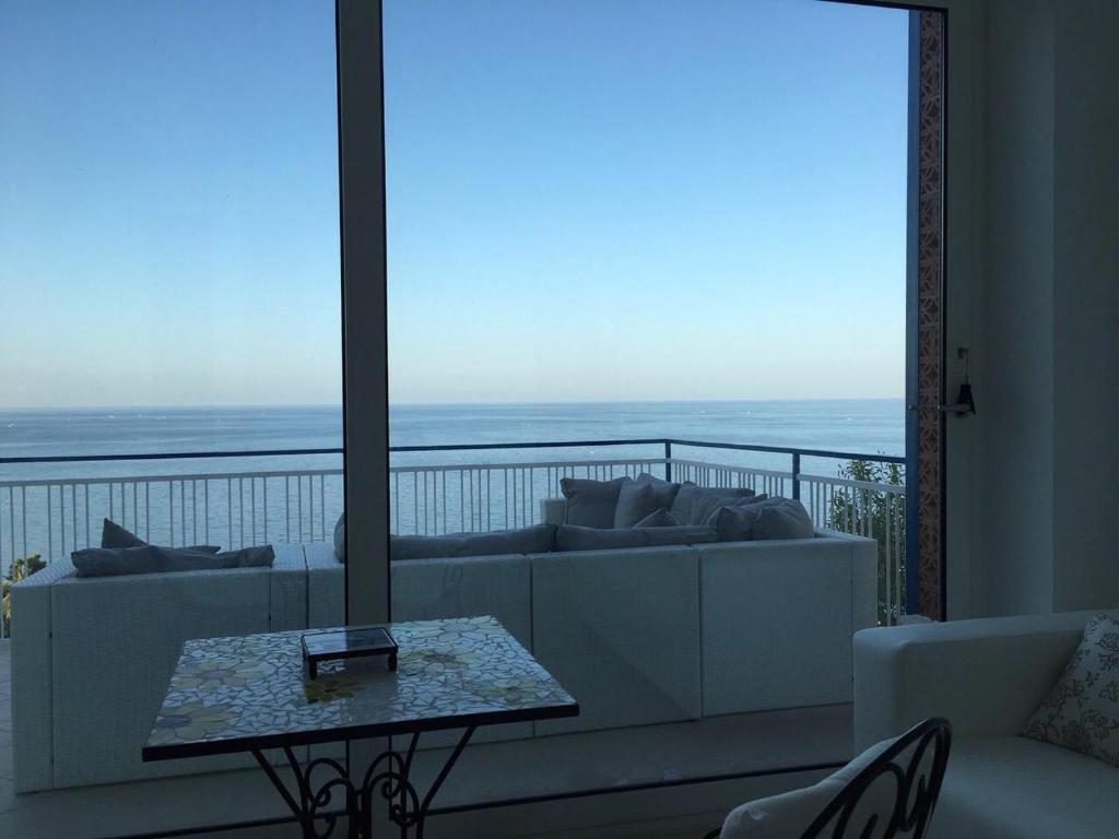 un salon avec un canapé et une vue sur l'océan dans l'établissement Blue Island Villa Caterina, à Casteldaccia 54 autres photos