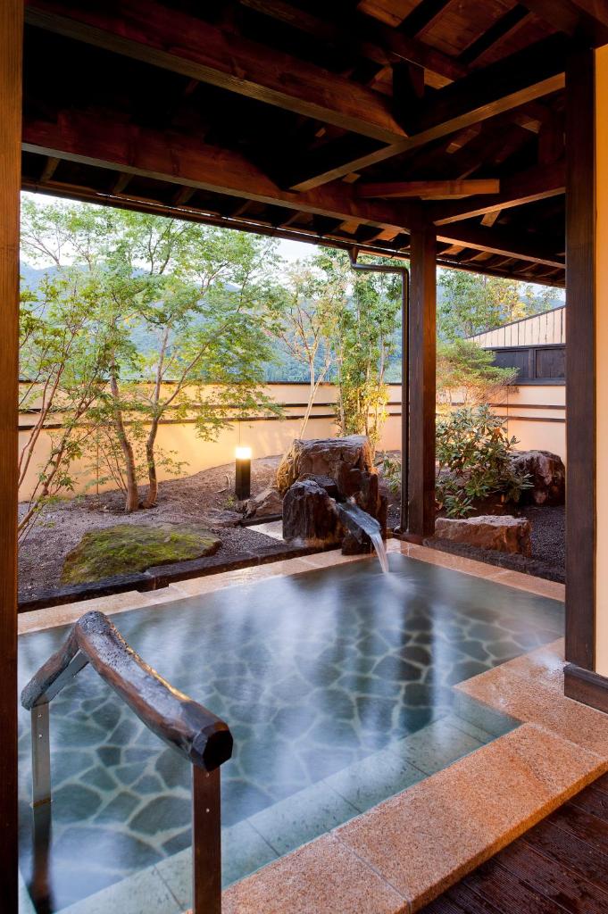 une piscine au milieu d'une maison dans l'établissement Yamakikan, à Naganohara