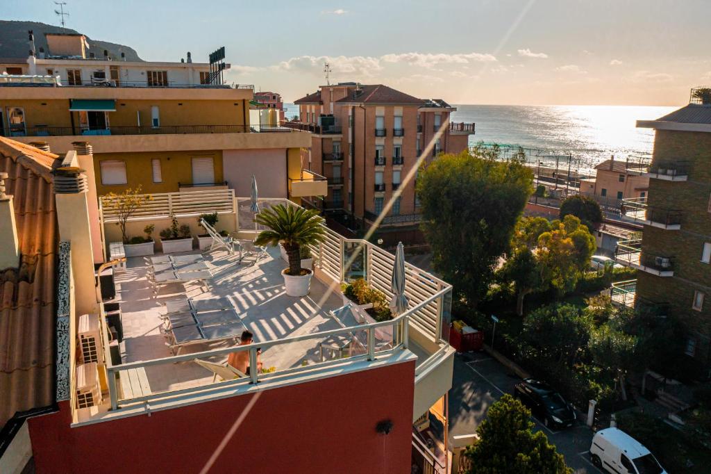 un balcon d'appartement avec vue sur l'océan dans l'établissement Ligure Residence, à Pietra Ligure