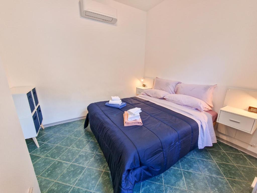 une chambre avec un lit avec une couverture bleue dans l'établissement ASHUR310 RESIDENCE MONDELLO, à Mondello 17 autres photos