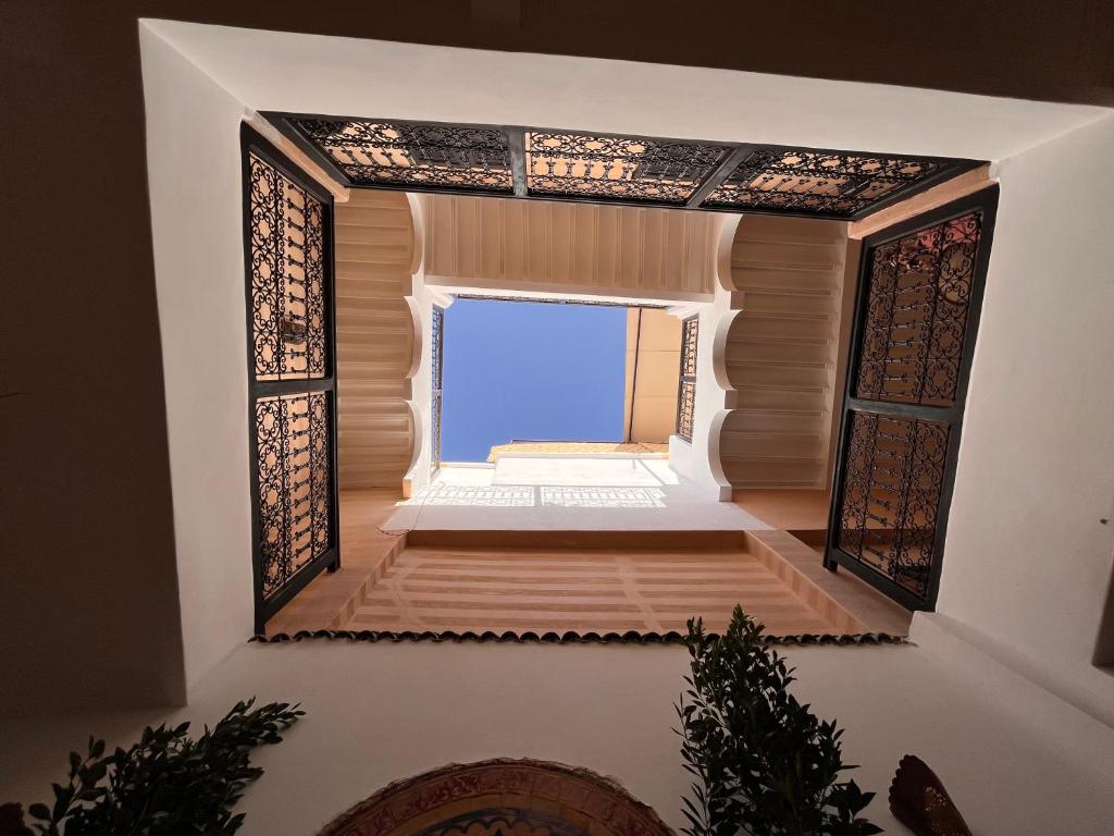 Elle offre une vue sur une chambre dotée d'une fenêtre. dans l'établissement Riad Black Doors, à Marrakech
