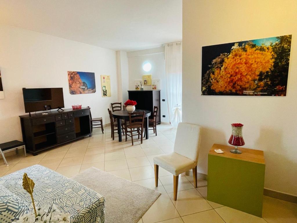 un salon avec un canapé et une table dans l'établissement Regina Del Mare Holiday Apartments, à Tirrenia