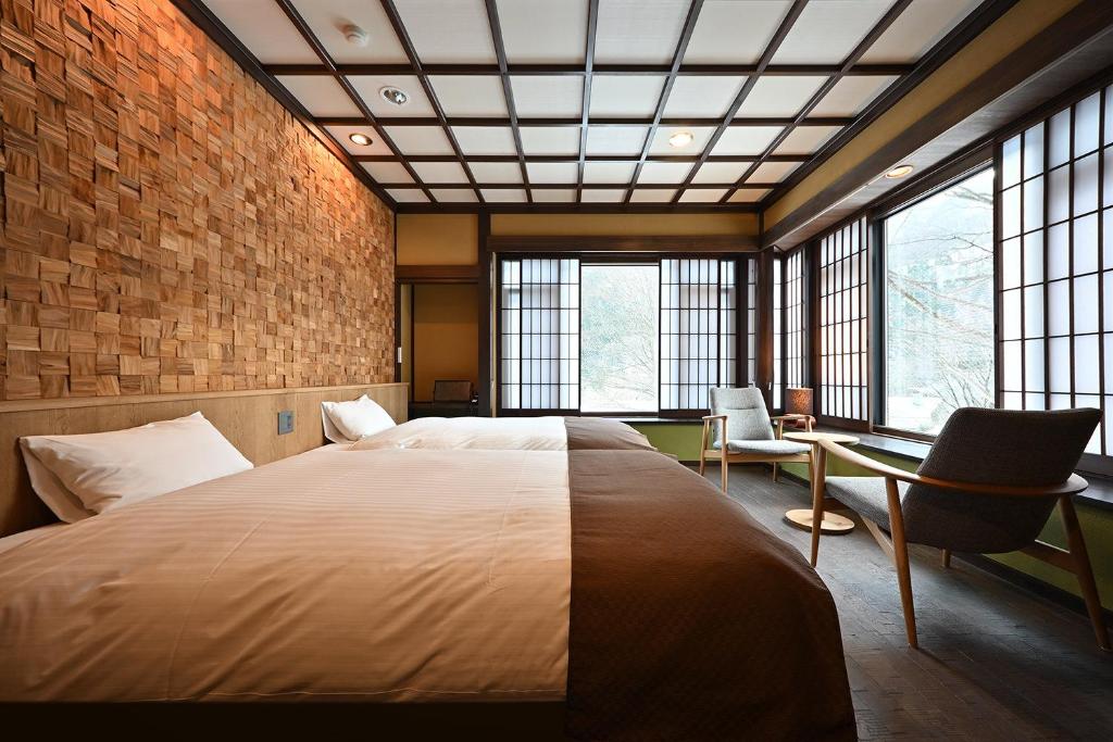 - une chambre avec un grand lit et quelques fenêtres dans l'établissement Syoubun, à Minakami 57 autres photos