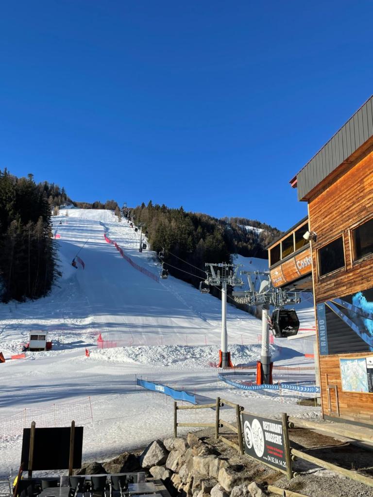 une piste de ski avec un lodge de ski et une remontée mécanique dans l'établissement Praloup 1600 t3 sur piste 4p, à Uvernet