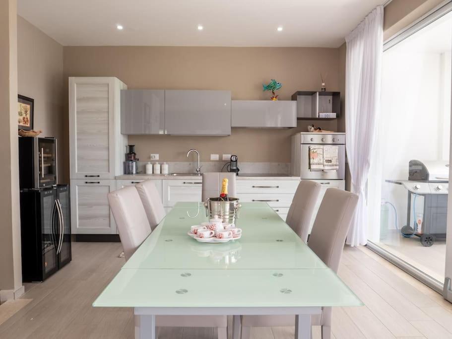 - une cuisine avec une table et une bougie dans l'établissement Villa con piscina privata BudoniAffitti, à Budoni