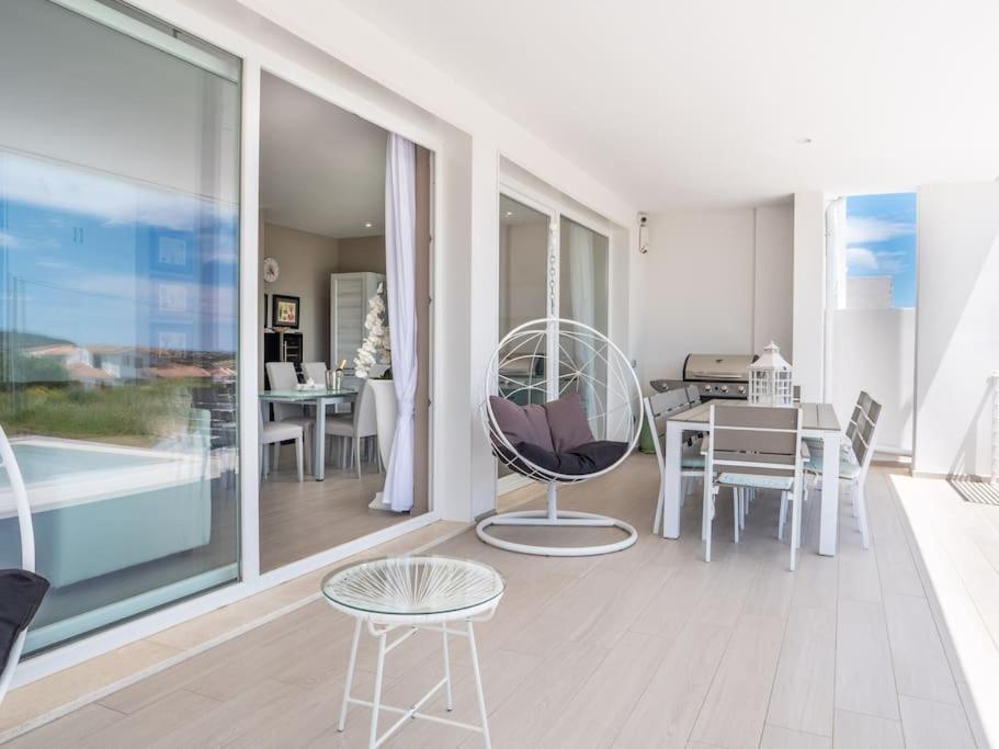 un salon avec une table et une chaise dans l'établissement Villa con piscina privata BudoniAffitti, à Budoni