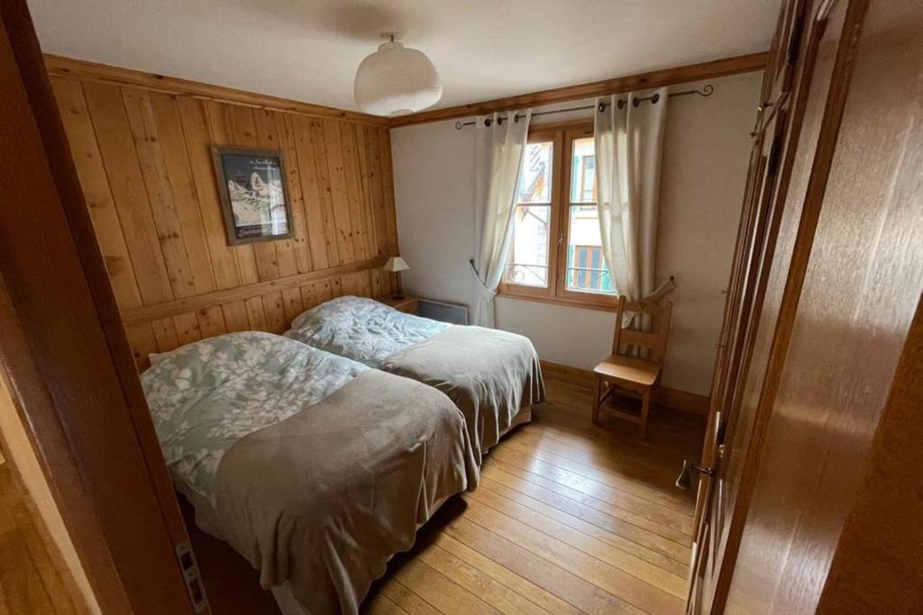 une petite chambre avec un lit et une fenêtre dans l'établissement Large apartment in Chamonix - close to the slopes, à Chamonix-Mont-Blanc