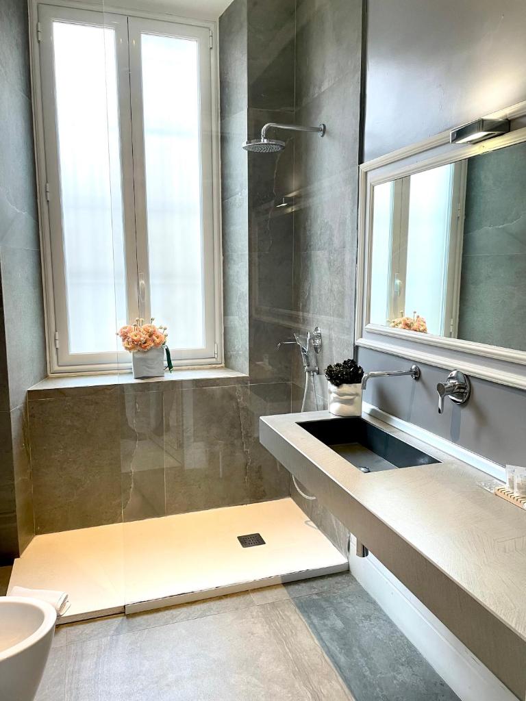 une salle de bain avec un lavabo et une douche dans l'établissement XENIA LUXURY ROOMS, à Reggio de Calabre 31 autres photos