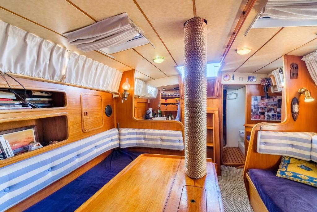 une salle de train avec deux bouts au plafond dans l'établissement Voilier de 12m à Quai Port Canto, à Cannes