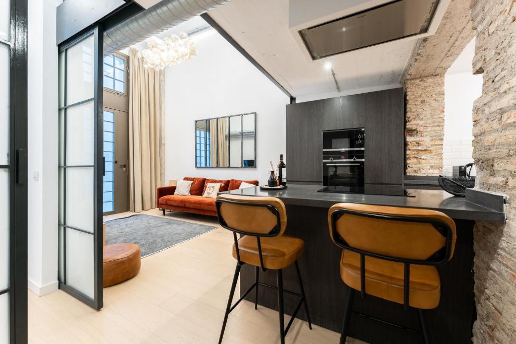 High ceiling gem in heart of Malaga historic district 8