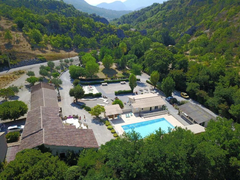 une vue aérienne d'un complexe avec piscine dans l'établissement Camping le Chambron, à Condorcet
