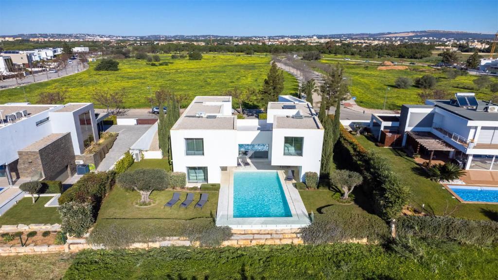 Villa BEA - Clever Details, Luxury, Golf views, Sleeps 10