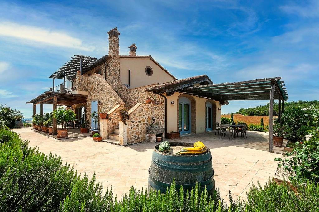 une maison avec un tonneau devant dans l'établissement montecristo country house, à Marsiliana d'Albegna