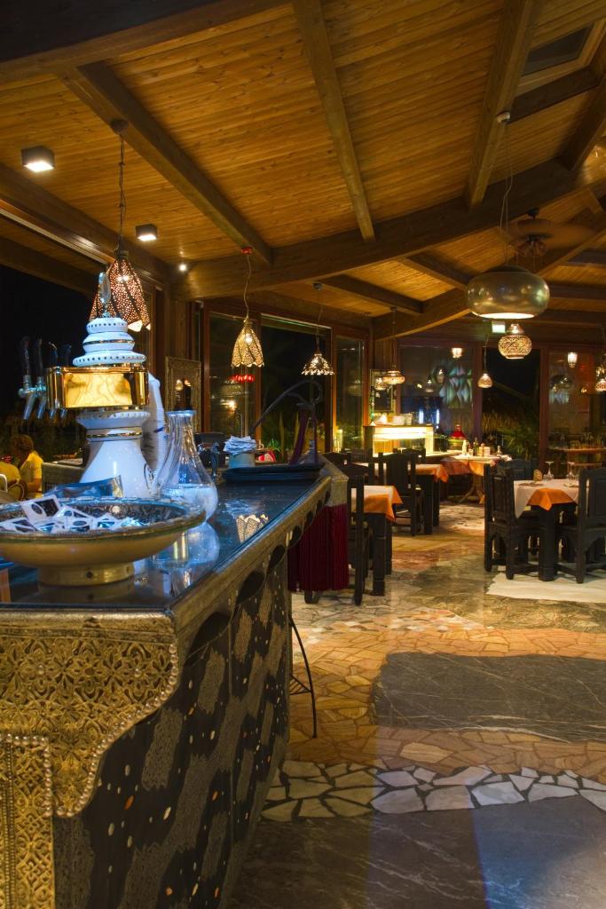 un restaurant avec un gâteau au-dessus d'un comptoir dans l'établissement Oasi Beach Hotel, à Vieste