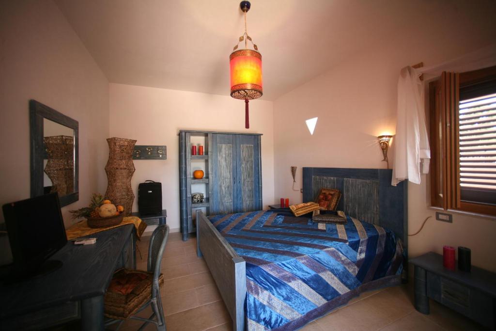 une chambre avec un lit, un bureau et une télévision dans l'établissement Oasi Beach Hotel, à Vieste