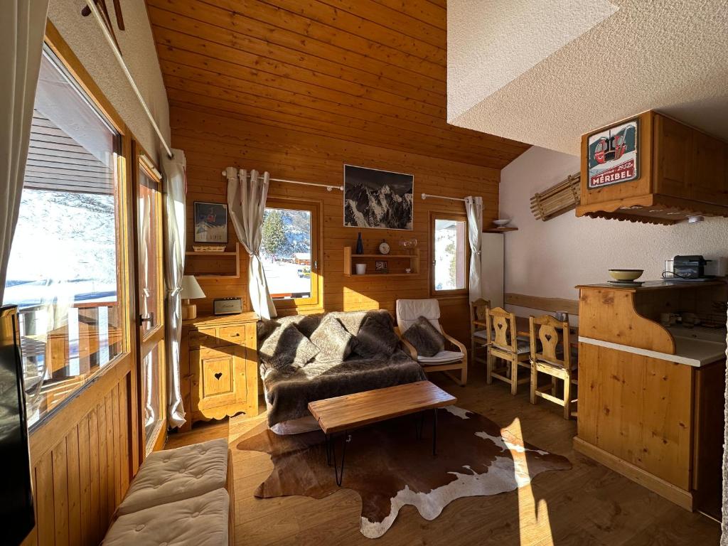 un salon avec un canapé et une table dans l'établissement Duplex - Plein sud - Pied des pistes - 50m2 - Mottaret, à Les Allues
